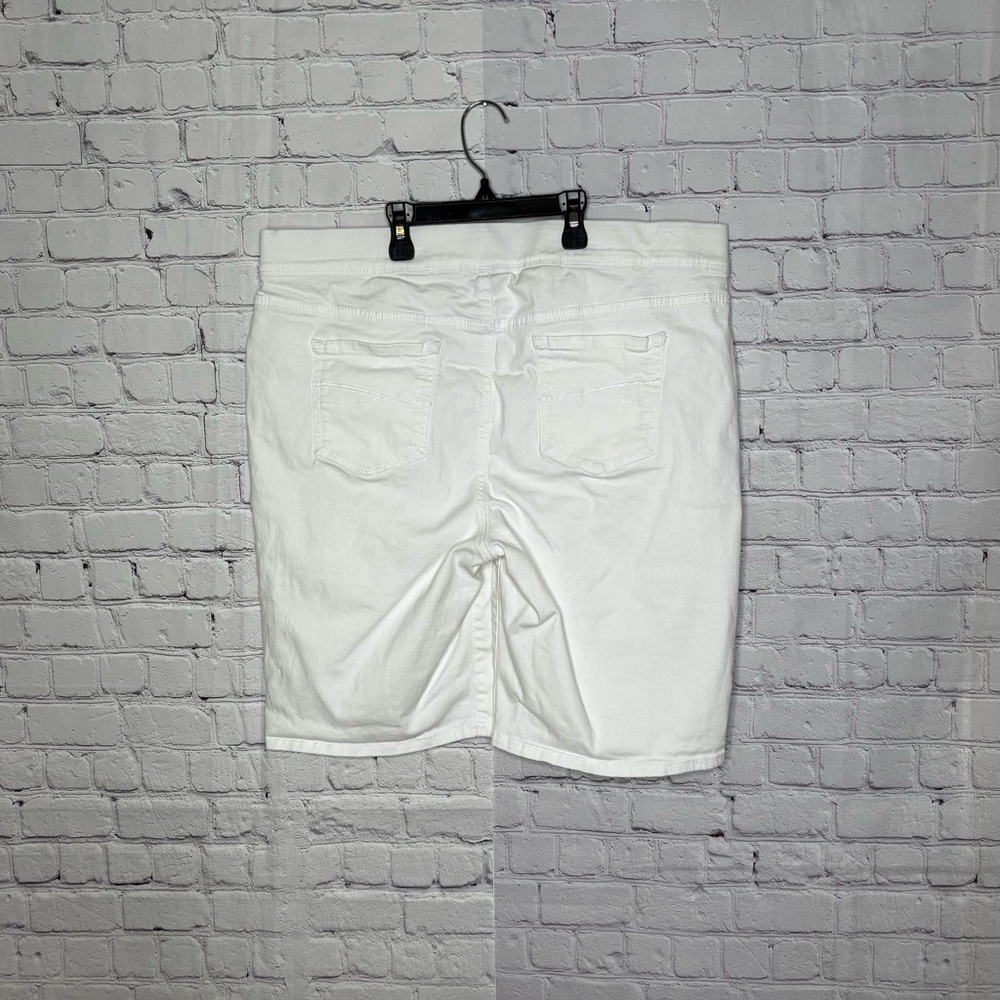 Gloria Vanderbilt Avery Slimming Classic White Bermuda Shorts Size 16 - Picture 3 of 9